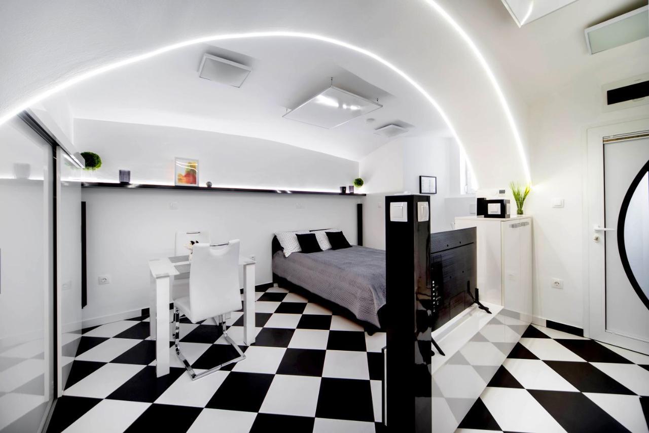 Apartment Black And White *