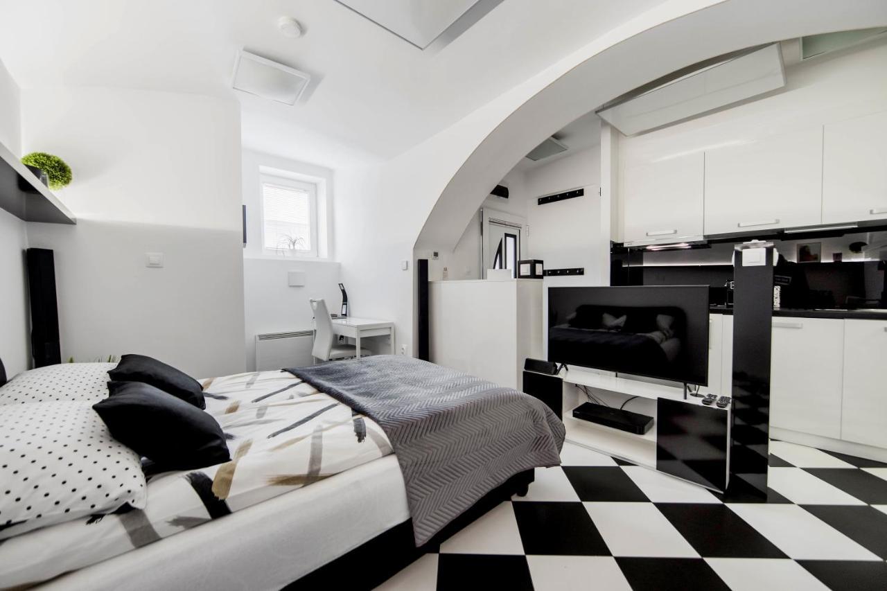 Black And White Apartment *