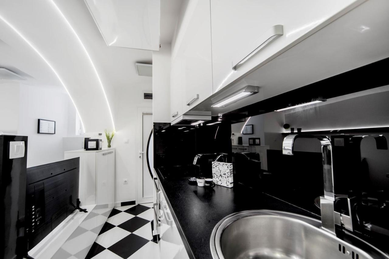 Apartment Black And White *